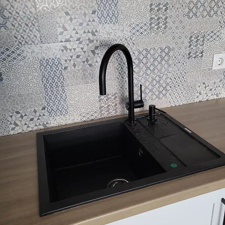 New Luxury Next To Subway With Garage