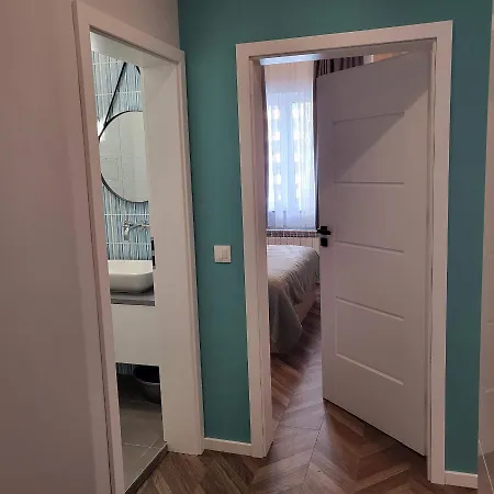 New Luxury Next To Subway With Garage *