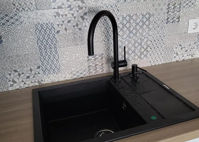 New Luxury Next To Subway With Garage