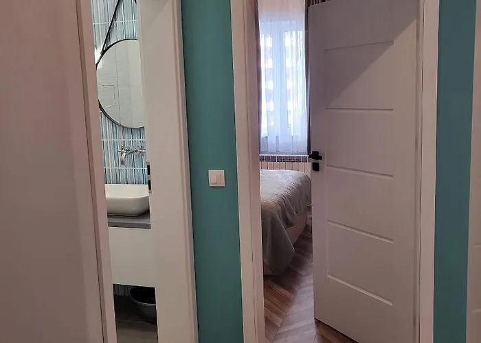 New Luxury Next To Subway With Garage *