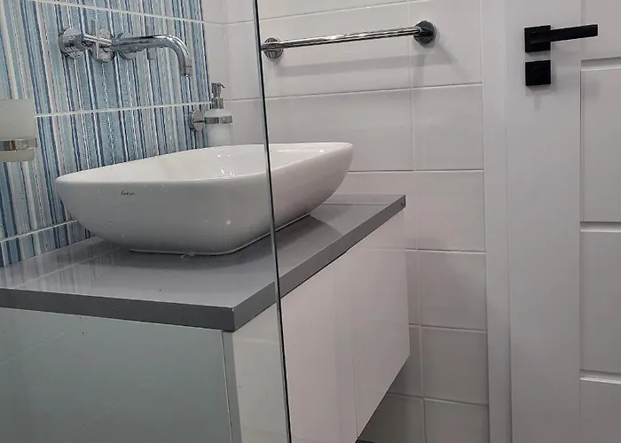 New Luxury Next To Subway With Garage *