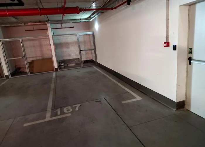 New Luxury Next To Subway With Garage Апартамент